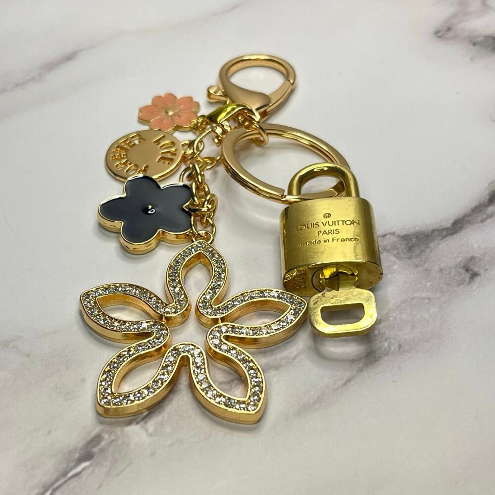Louis Vuitton Lock & Key Set #320 with a Floral / Rhinestone Keychain - Picture 4 of 4
